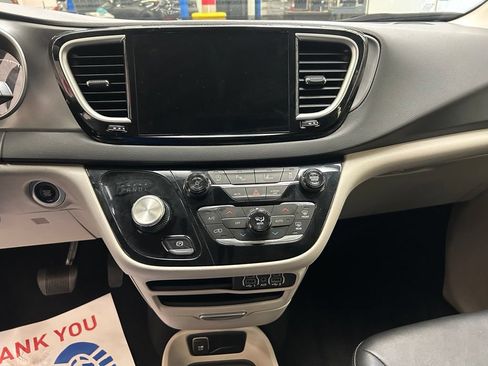 Used 2024 Chrysler Pacifica Touring-L FWD image 24