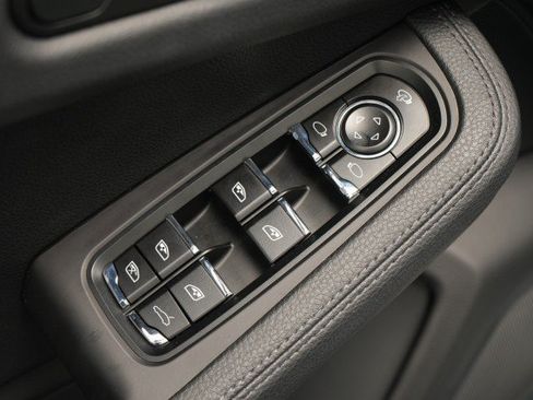 Used 2023 Porsche Macan AWD/4WD image 28