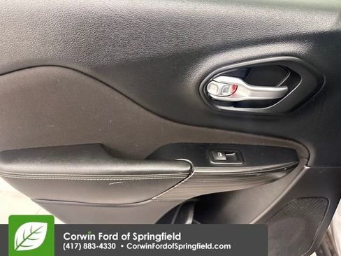 Used 2016 Jeep Cherokee Latitude w/ Comfort/Convenience Group image 17