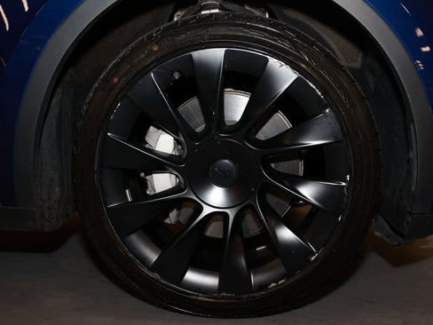 Used 2023 Tesla Model Y Long Range image 27