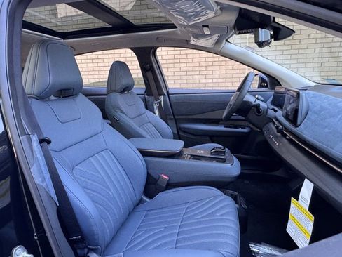 New 2025 Nissan Ariya Platinum image 17