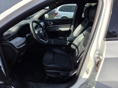 Certified 2024 Jeep Compass Latitude image 9