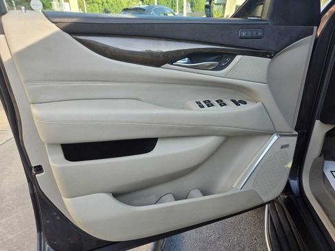 Used 2018 Cadillac Escalade ESV Luxury RWD image 5