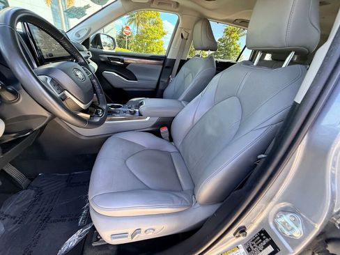 Used 2023 Toyota Highlander Limited image 5