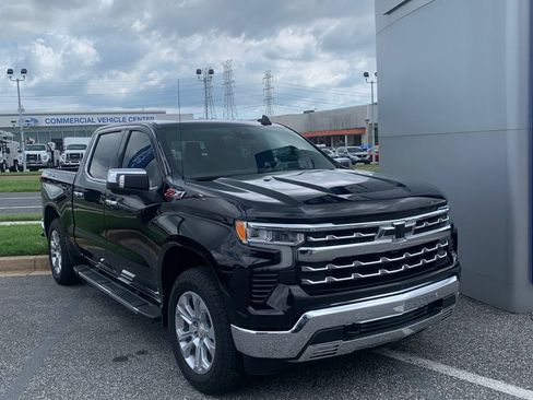 Used 2025 Chevrolet Silverado 1500 LTZ w/ LTZ Premium Package AWD/4WD image 3