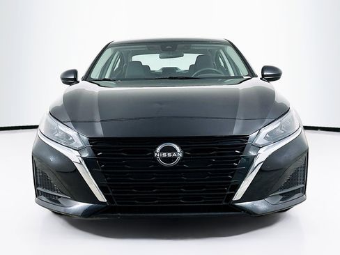 Used 2025 Nissan Altima 2.5 SV FWD image 2