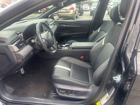 Used 2025 Toyota Camry SE image 5