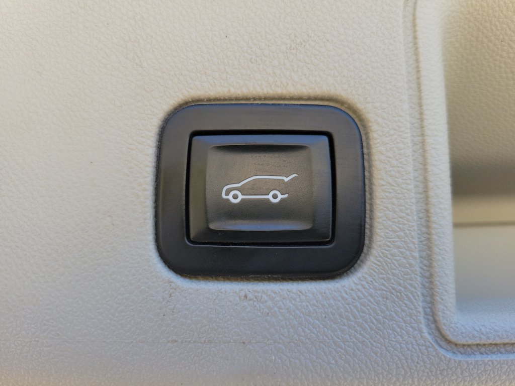 Used 2018 GMC Terrain Denali w/ GMC Pro Grade Package AWD/4WD image 9