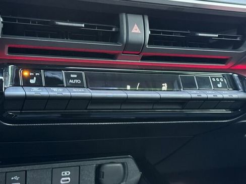 Used 2025 Toyota Prius Plug-In Hybrid image 17