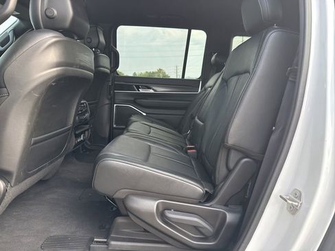 Used 2024 Jeep Wagoneer L Series II RWD image 9