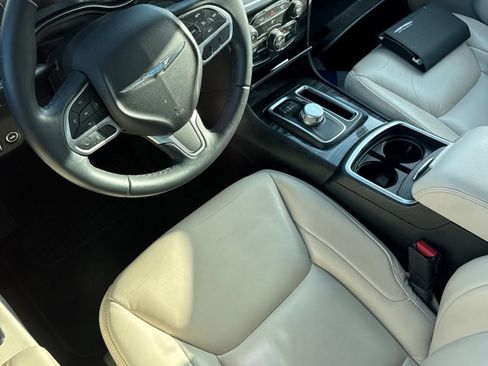 Used 2018 Chrysler 300 Touring L RWD image 5