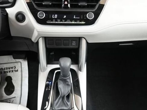 Used 2025 Toyota Corolla Cross LE AWD/4WD image 28