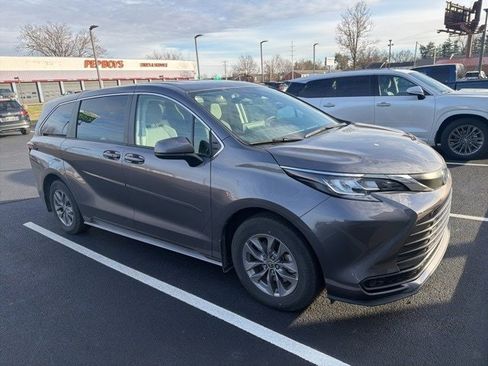 Certified 2022 Toyota Sienna LE image 1