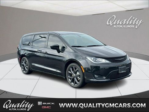 Used 2019 Chrysler Pacifica Touring Plus w/ S Appearance Package FWD image 1