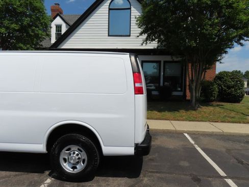 Used 2021 Chevrolet Express 2500 RWD image 4