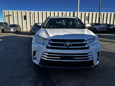 Used 2018 Toyota Highlander SE image 8