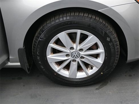 Used 2015 Volkswagen Golf S image 34