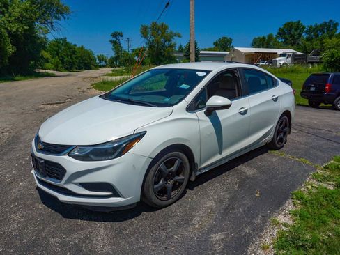 Used 2017 Chevrolet Cruze LT w/ Convenience Package FWD image 4