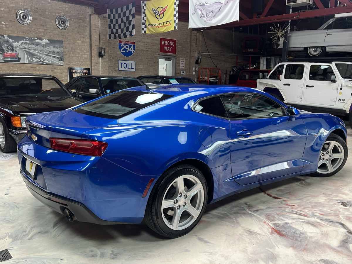Used 2016 Chevrolet Camaro LT RWD image 2
