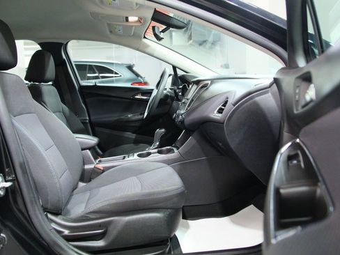 Used 2018 Chevrolet Cruze LT w/ Convenience Package FWD image 20