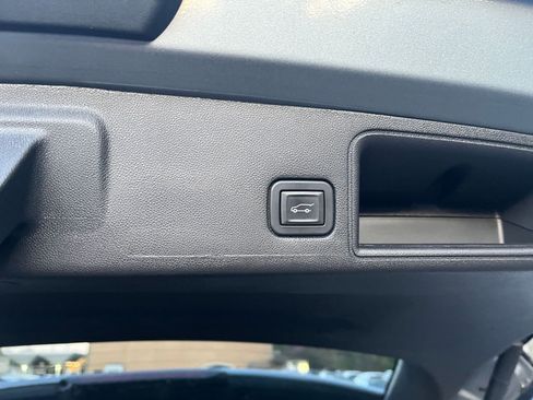 Used 2024 GMC Terrain SLT image 22