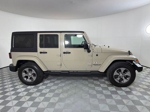 Used 2017 Jeep Wrangler Unlimited Sahara w/ Connectivity Group AWD/4WD image 4