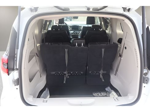 Used 2023 Chrysler Pacifica Touring-L FWD image 11