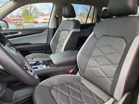 Used 2025 Volkswagen Atlas Peak Edition SE image 7