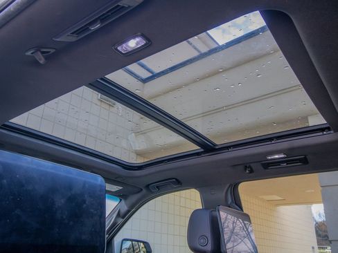 Used 2021 Chevrolet Suburban RST w/ Luxury Package image 17