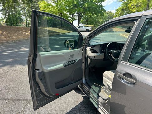 Used 2017 Toyota Sienna L FWD image 9