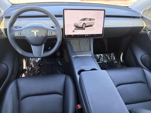 Used 2022 Tesla Model Y Long Range image 11