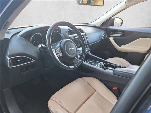 Used 2017 Jaguar F-PACE image 7