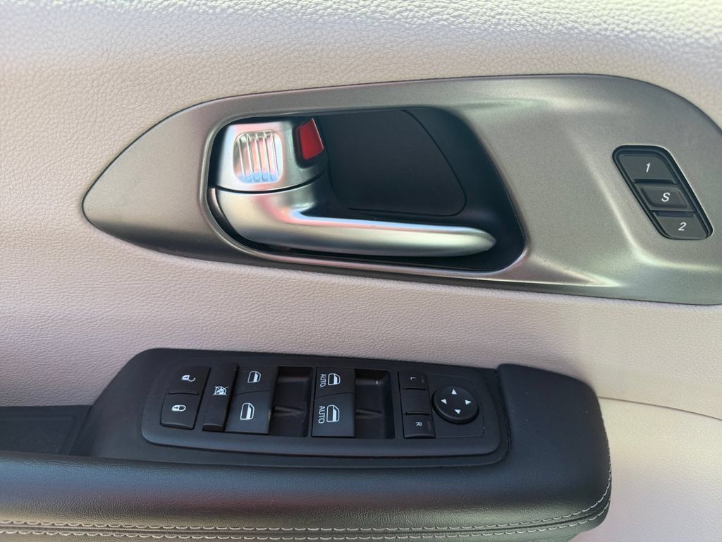 Used 2023 Chrysler Pacifica Touring-L FWD image 28