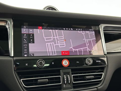Certified 2025 Porsche Macan image 40