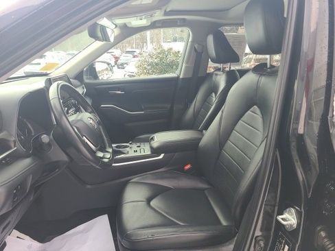 Used 2023 Toyota Highlander XLE image 17