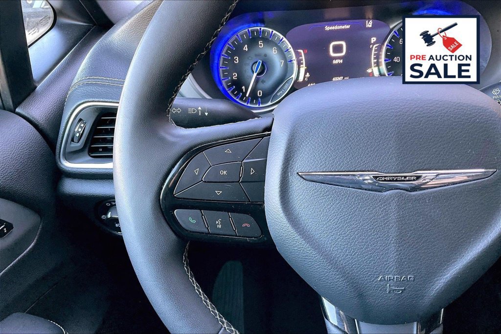 Used 2025 Chrysler Pacifica Limited FWD image 18