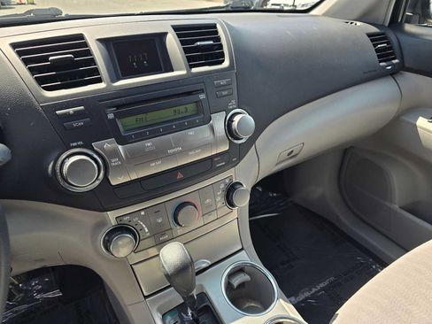 Used 2011 Toyota Highlander 2WD w/ Tow Pkg image 28