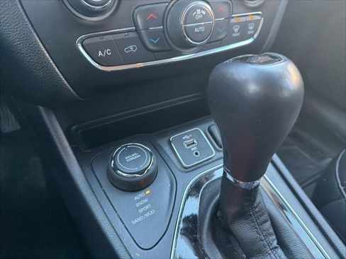 Used 2019 Jeep Cherokee Latitude Plus image 42