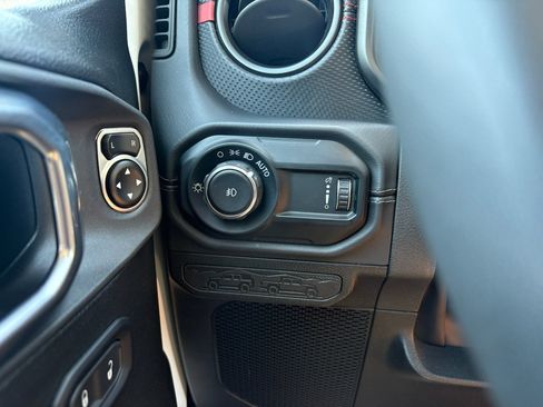 Used 2025 Jeep Wrangler Unlimited Rubicon AWD/4WD image 19