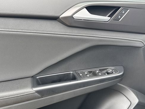 Used 2025 Volkswagen Taos SE image 7