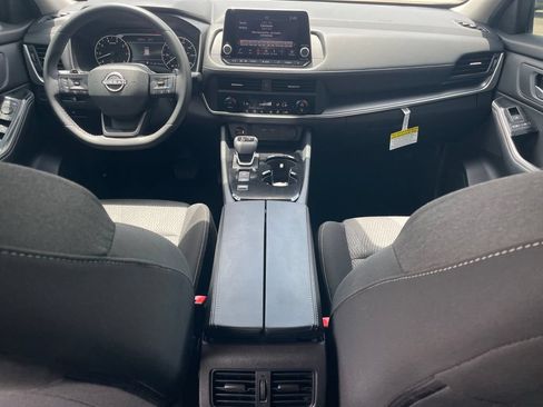 Certified 2025 Nissan Rogue SV FWD image 9
