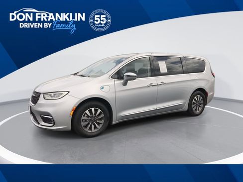 Used 2022 Chrysler Pacifica Limited w/ Uconnect Theater Family Group FWD image 1