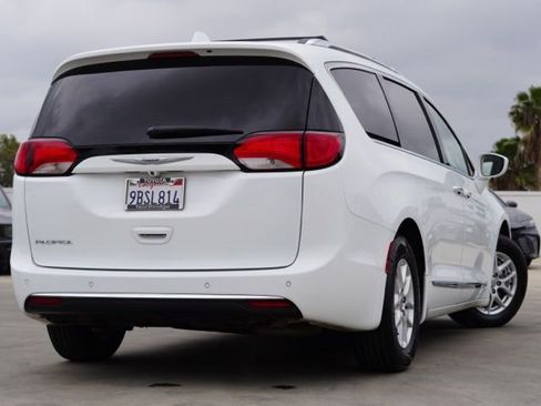 Used 2020 Chrysler Pacifica Touring-L image 6