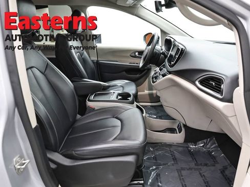 Used 2023 Chrysler Pacifica Touring-L FWD image 25