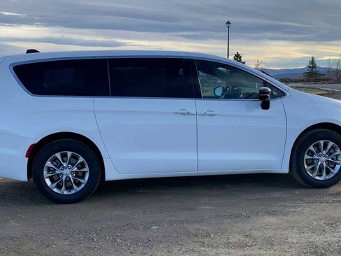 New 2026 Chrysler Pacifica Select AWD/4WD image 9