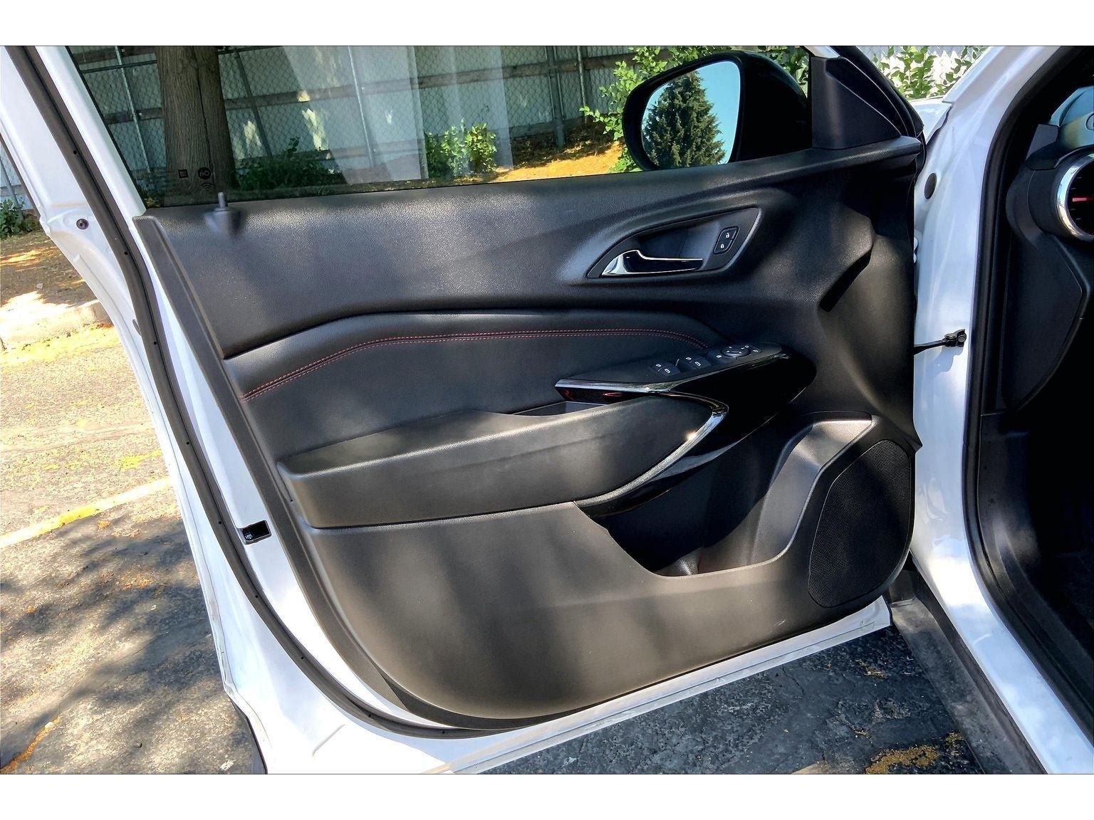 Used 2024 Chevrolet Trax RS w/ Sunroof Package FWD image 25