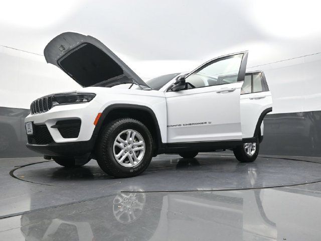 Used 2025 Jeep Grand Cherokee Laredo AWD/4WD image 31