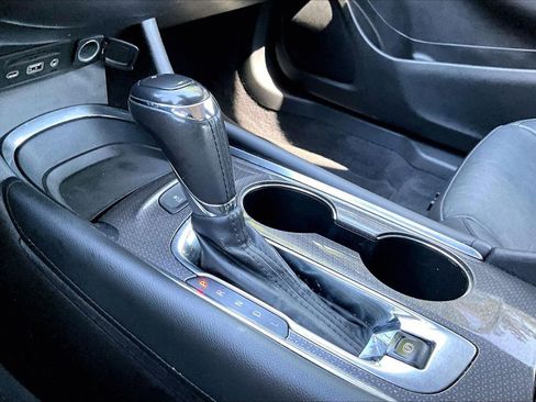 Used 2019 Chevrolet Malibu Hybrid w/ Leather Package FWD image 30