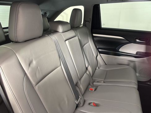Used 2019 Toyota Highlander XLE AWD/4WD image 18
