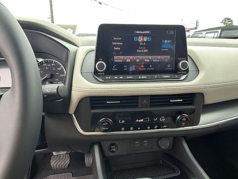 Used 2025 Nissan Rogue SV FWD image 3